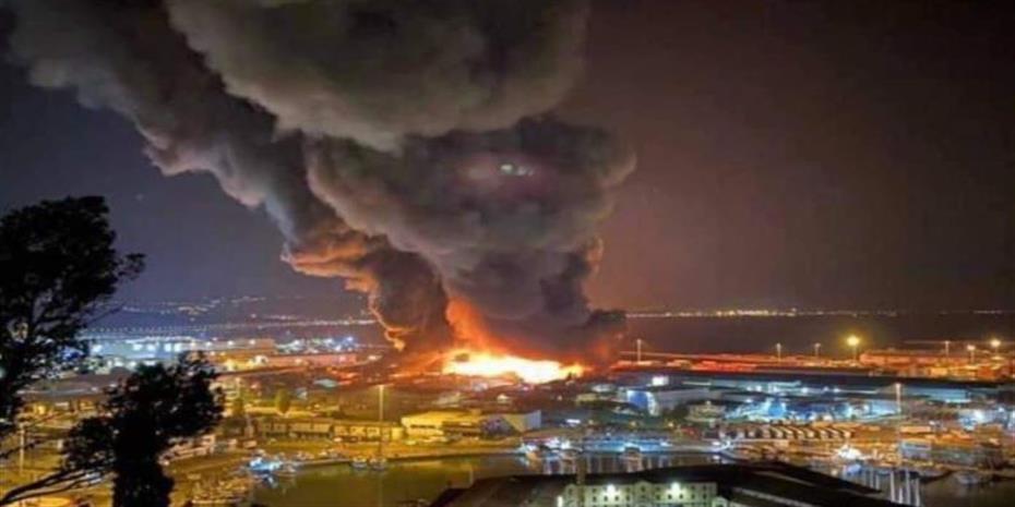 Πυρκαγιά στο λιμάνι της Ανκόνα, έκλεισαν σχολεία και πάρκα
